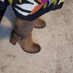 Born leather boots with shearling